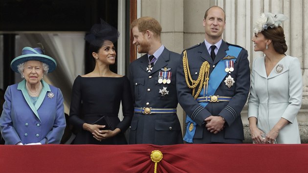 Královna Alžběta II., vévodkyně Meghan, princ Harry, princ William a vévodkyně Kate (Londýn, 10. července 2018)