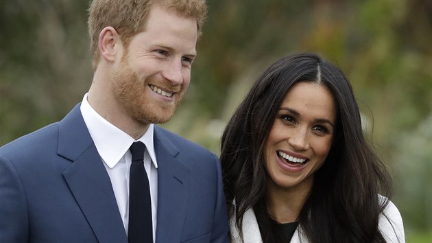 Britsk princ Harry a hereka Meghan Markle po oznmen zsnub (Londn, 27. listopadu 2017)