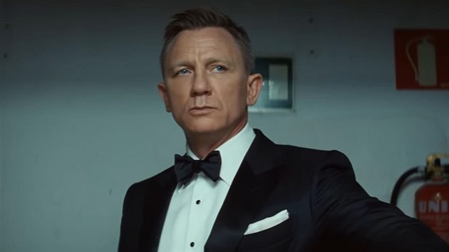 Daniel Craig si v reklam na pivo zahrl sm sebe a Jamese Bonda (2020).