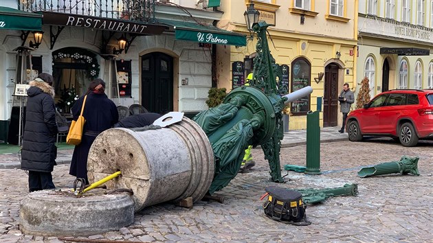 Na Dra�ick�ho n�m�st� v Praze popel��sk� v�z srazil plynovou lampu pouli�n�ho osv�tlen�. (16. ledna 2020)
