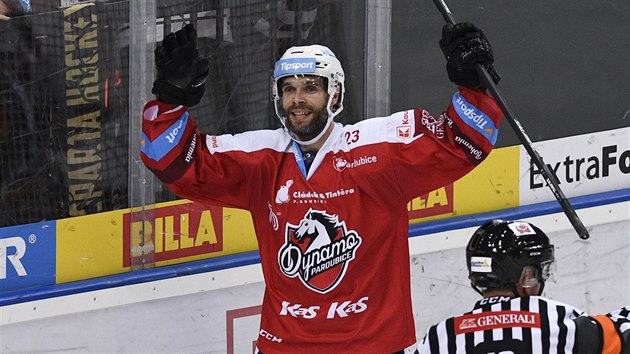 Michal Vondrka se raduje k nelibosti sparťanských fanoušků ze svého prvního gólu v dresu Pardubic.