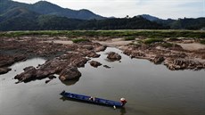 ínské pehrady na Mekongu sniují hladinu eky a ohroují tak ivobytí rybá....
