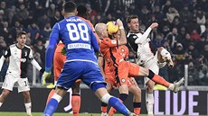 Daniele Rugani z Juventusu st�ílí p�es bránící hrá�e Udine.