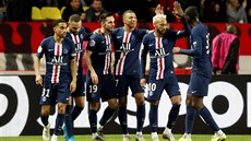 Hráči Paris St Germain slaví branku proti Monaku.