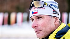 Trenér českých biatlonistek Egil Gjelland sleduje závod štafet v Ruhpoldingu.