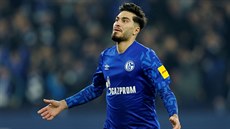 Suat Serdar z Schalke oslavuje sv�j gól proti Mönchengladbachu.