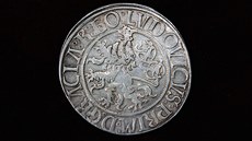 Originál jáchymovského tolaru z roku 1520. Na reversu je český zemský znak s...