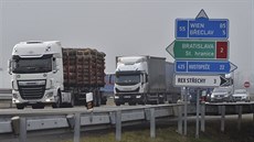 Automobily sjídjí z dálnice D2 u Beclavi. Nedaleký slovensko-eský dálniní...