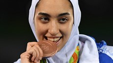 Íránská taekwondistka Kimía Alízadeová s bronzovou olympijskou medailí z her v...