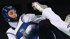 Íránská taekwondistka Kimía Alízadeová v souboji o bronz na olympiád v Riu....