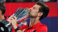 Srbský tenista Novak Djokovi slaví triumf v ATP Cupu. (12. ledna 2020)