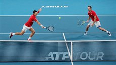 Srbové Novak Djokovi (vlevo) a Viktor Troicki ve finále ATP Cupu proti...