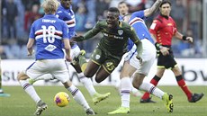 Mario Balotelli z Brescie (uprost�ed) se neúsp�n� sna�í projít p�es fotbalisty...