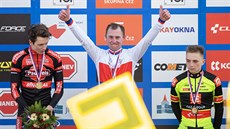 Vít�z M�R v cyklokrosu Emil Hekele (uprost�ed). Po stranách stojí druhý Tomá�...