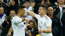 Casemiro a Luka Jovi slaví gól Realu Madrid.