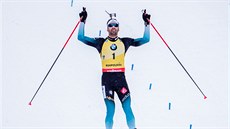 Martin Fourcade z Francie v cíli stíhacího závodu v Ruhpoldingu.