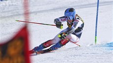 Clara Direzová z Francie na trati paralelního obího slalomu v Sestriere.
