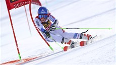 Petra Vlhová ze Slovenska bhem paralelního obího slalomu v Sestriere.