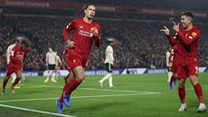 Virgil van Dijk (uprost�ed) vst�elil první gól Liverpoolu v utkání proti...