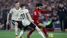 Mohamed Salah (vpravo) z Liverpoolu se sna�í p�ejít p�es Daniela Jamese z...