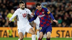 Lionel Messi z Barcelony (vpravo) a Maxime Gonalons z Granady bojují o balon.