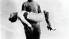 Oběť a její mimozemský uchvatitel. Snímek z filmu Vetřelci z Marsu z roku 1953...