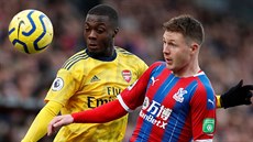 James McCarthy z Crystal Palace (vpravo) a Nicolas Pepe z Arsenalu