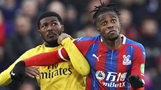 Ainsley Maitland-Niles z Arsenalu (vlevo) a Wilfried Zaha z Crystal Palace.