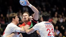 N�mecký házenká� Kai Hafner se sna�í prosadit mezi bránícími �pan�ly.