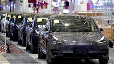Automobily Tesla Model 3 sjídjí z výrobního pásu Muskovy nové automobilky v...