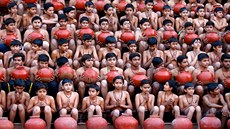 VÍRA. Studenti se modlí b�hem ob�adu hinduistického nábo�enského festivalu Magh...