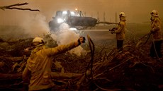 Australští hasiči bojují s požáry v Corbagu. (5. ledna 2020)