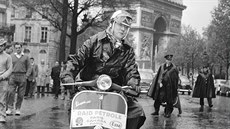Bývalý francouzský motocyklový závodník Georges Monneret vyráží na cestu z...