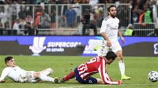 Federico Valverde z Realu Madrid zezadu fauluje Álvara Moratu z Atlétika ve...