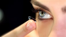 Sv�t slabozrakých vd��í za pohodlné moderní kontaktní �o�ky �eskému v�dci.