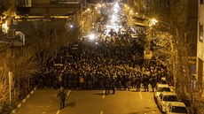 Íránci protestují v ulicích Teheránu poté, co se Íránské revoluní gardy...