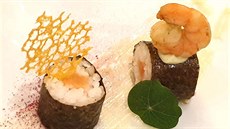 Rolka z rýe Japonica s lososem balená v ase Nori s wasabi majonézou a...