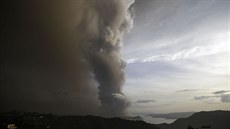 Filipínská sopka Taal u od nedle chrlí dým a popel. (13. ledna 2020)