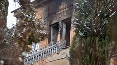 Hasii a záchranái zasahují v domov pro postiené ve Vejprtech, který v nedli ráno vyhoel. Pi poáru zemelo osm lidí. (19. ledna 2020)