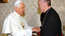 Pape Benedikt XVI a biskup Mario Bergoglio pi setkání ve Vatikánu. (13. ledna...