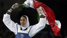 Íránská taekwondistka Kimía Alízadeová oslavuje bronzovou medaili na olympiád...