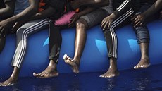 Migranti na gumovém �lunu �ekají na záchranu humanitární lodí Ocean Viking....