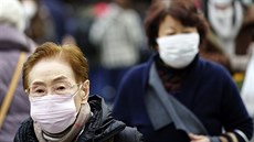 Lidé s respiračními rouškami v Tokiu. Japonská vláda informovala o úmrtí muže,...