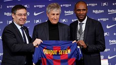 Nový trenér Barcelony Quique Setién (uprosted) pózuje s prezidentem Josepem...