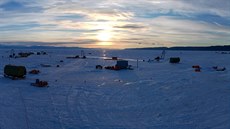 Pracovit zimní expedice na zamrzlé hladin Bajkalu.