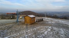 Nadenci na Vysoké u na konci zimy zaali s pípravou tratí pro bikery. Tento snímek je z bezna. Po posledním rozhodnutí Nejvyího soudu pijde nejspí jejich práce vnive.