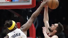 Myles Turner z Indiany (vlevo) a Tomá Satoranský z Chicaga bojují pod koem.