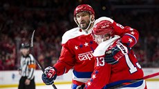 Jakub Vrána v medvdím objetí kapitána Washington Capitals Alexandra Ovekina.