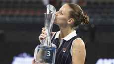 Karolína Plíková s trofejí pro vítzku turnaje v Brisbane.