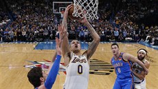 Kyle Kuzma z Los Angeles Lakers se prosazuje pod koem v utkání proti Oklahoma...